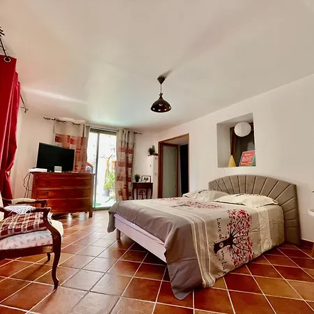 La Belle De Castille Guest house Argilliers